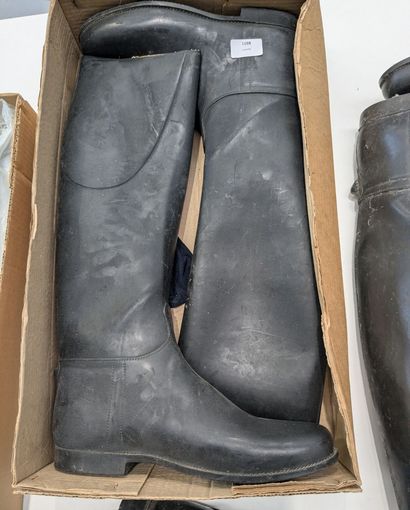 Set of boots with a boot jack

Please request...