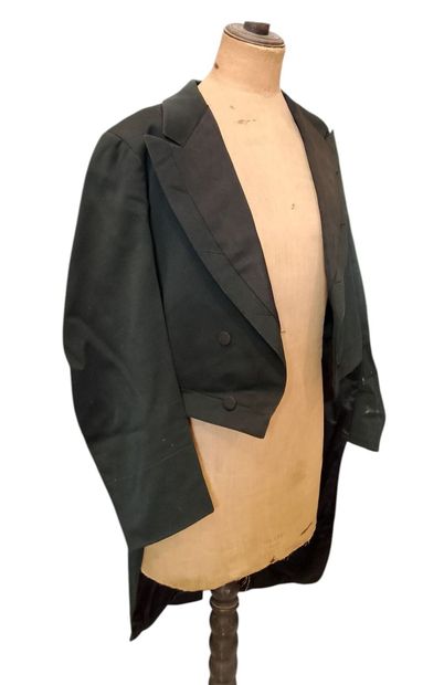Tailcoat with wide lapels, two buttons
Height:...