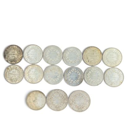 Monnaies en argent : 
FRANCE Lot de 12 pièces...
