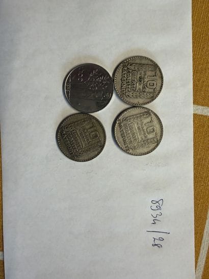 3 x 10F argent de 1930
et une pièce métal...