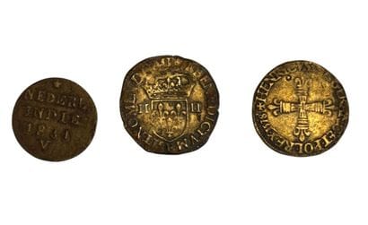 Deux pièces quart d'écu en argent Henri III,...