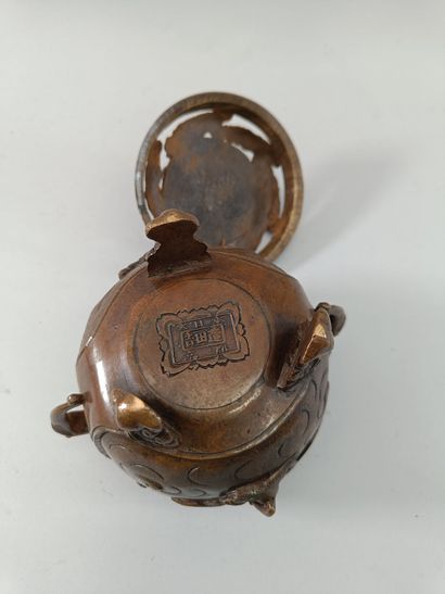 JAPON - XIXème siècle. 
Brule parfum en bronze...