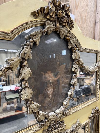 Trumeau en bois et stuc laqué et doré à décor...