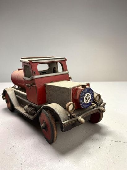 Camion citerne et sa remorque.
Travail d'amateur...