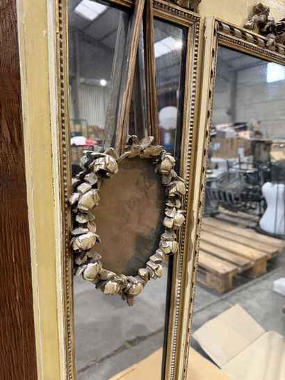 Trumeau en bois et stuc laqué et doré à décor...