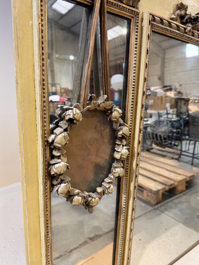 Trumeau en bois et stuc laqué et doré à décor...