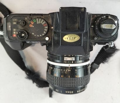 ENSEMBLE photo comprenant un NIKON F-301
Objectif...