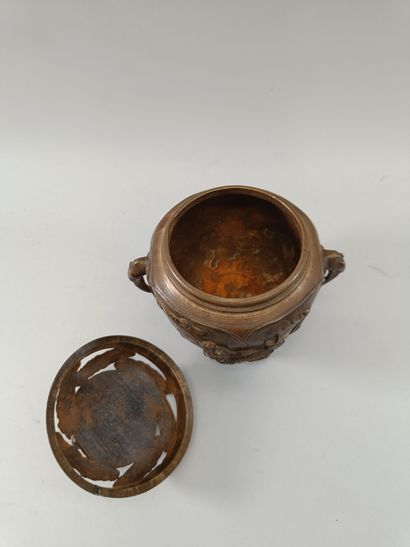 JAPON - XIXème siècle. 
Brule parfum en bronze...