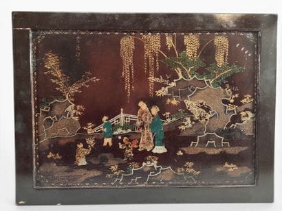 CHINE - XXème siècle 
Panneau en bois laqué...