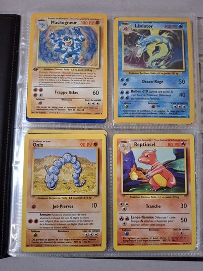 Album de cartes Pokémon.
