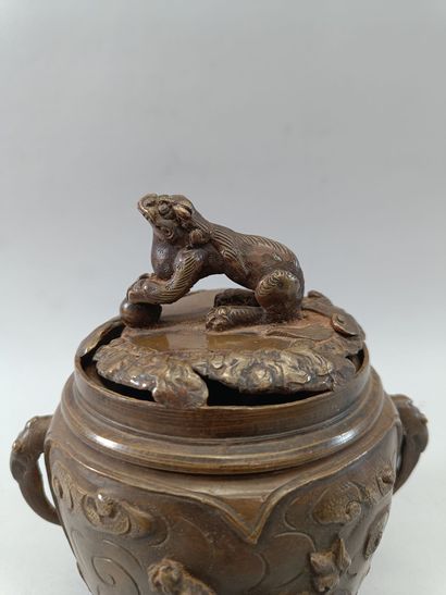 JAPON - XIXème siècle. 
Brule parfum en bronze...