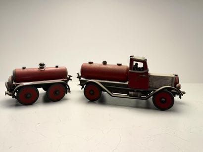 Camion citerne et sa remorque.
Travail d'amateur...
