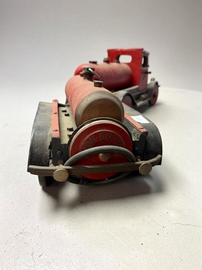 Camion citerne et sa remorque.
Travail d'amateur...