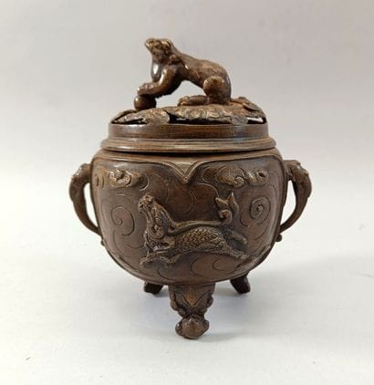 JAPON - XIXème siècle. 
Brule parfum en bronze...
