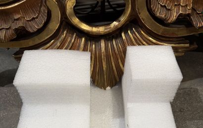 Miroir biseauté en bois et stuc doré à décor...