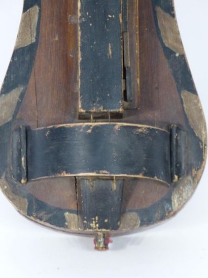 Vielle en sapin à caisson violonné. Longueur...