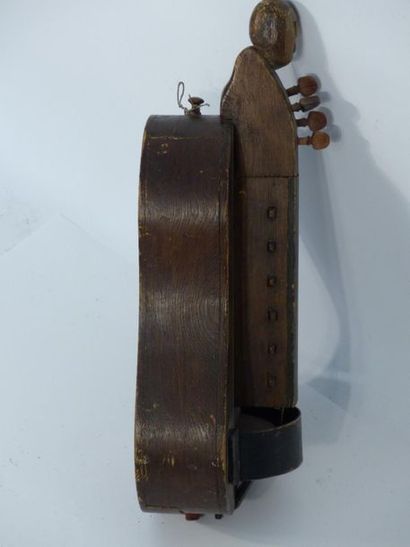 Vielle en sapin à caisson violonné. Longueur...