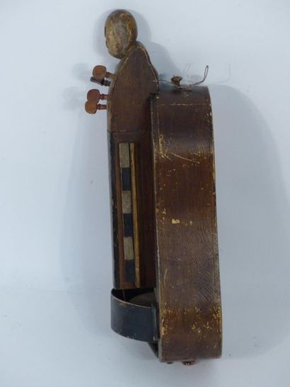 Vielle en sapin à caisson violonné. Longueur...