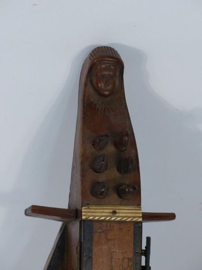 Vielle à roue en noyer. Longueur : 66 cm...