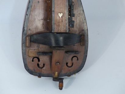 Vielle à roue en noyer. Longueur : 66 cm...