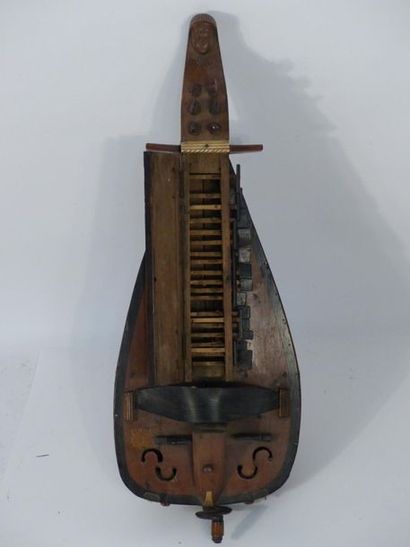 Vielle à roue en noyer. Longueur : 66 cm...