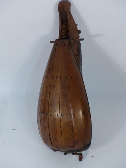 Vielle à roue en noyer. Longueur : 66 cm...