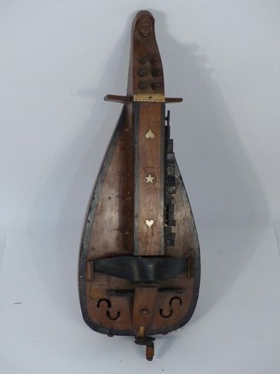 Vielle à roue en noyer. Longueur : 66 cm...
