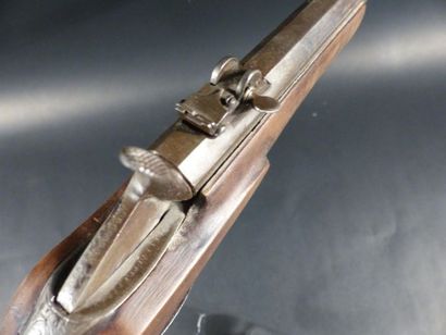Pistolet de chambre en métal et noyer à canon...