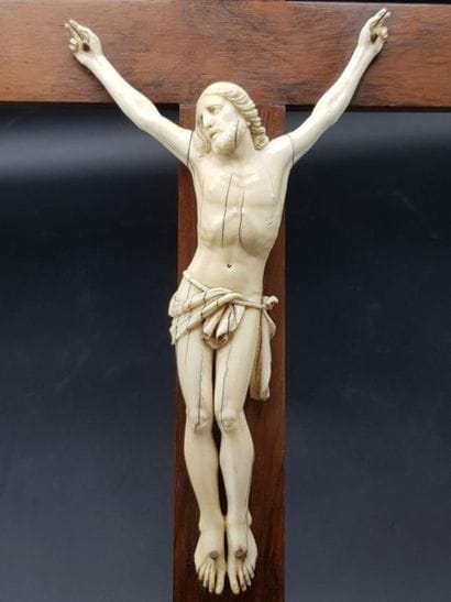 Christ en ivoire sculpté. XIX siècle. Dimensions...