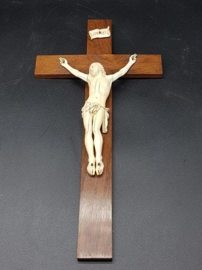 Christ en ivoire sculpté. XIX siècle. Dimensions...