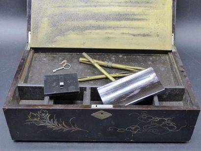 Ecritoire en bois laqué noir à décor de volatiles...