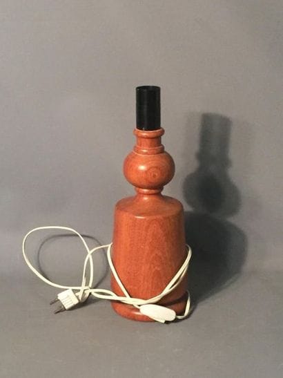 Pied de lampe en bois naturel. Circa 1960....