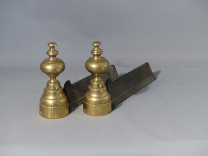 Paire de chenets en laiton et fonte de fer....