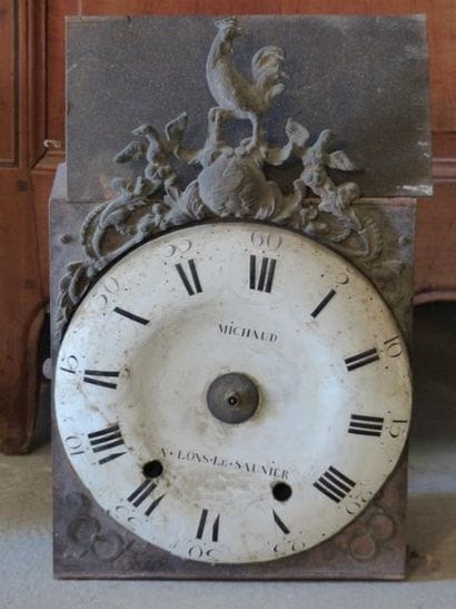 Horloge comtoise en noyer mouluré et sculpté...