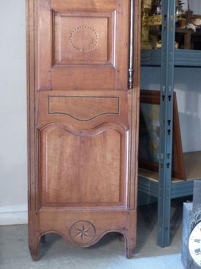 Horloge comtoise en noyer mouluré et sculpté...