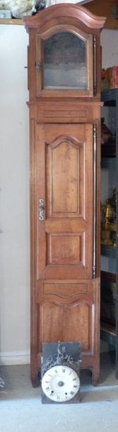 Horloge comtoise en noyer mouluré et sculpté...