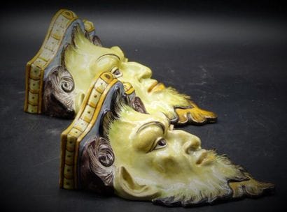 Paire de consoles en faience polychrome
Nevers...