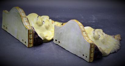 Paire de consoles en faience polychrome
Nevers...