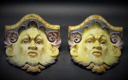 Paire de consoles en faience polychrome
Nevers...