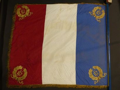 Drapeau français avec son porte baudrier...