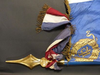 Drapeau français avec son porte baudrier...