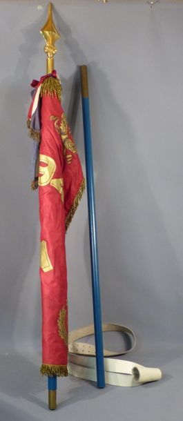 Drapeau français avec son porte baudrier...