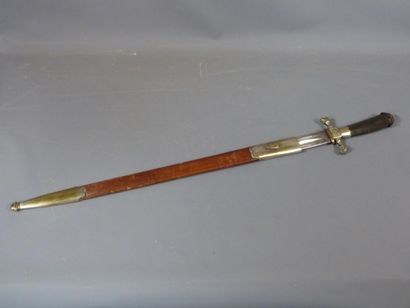 Glaive de chasse. Croisière en laiton à motifs...