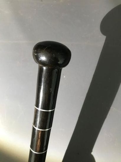 Canne en bois pétrifié, à décor de cerclage...