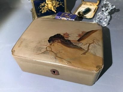 Réunion de six boîtes comprenant : une petite...