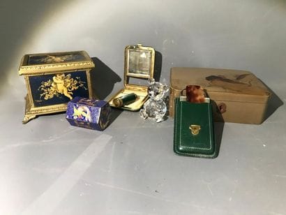Réunion de six boîtes comprenant : une petite...