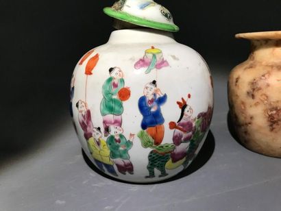 Réunion de deux vases : un pot en faïence...