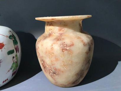 Réunion de deux vases : un pot en faïence...