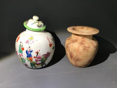 Réunion de deux vases : un pot en faïence...