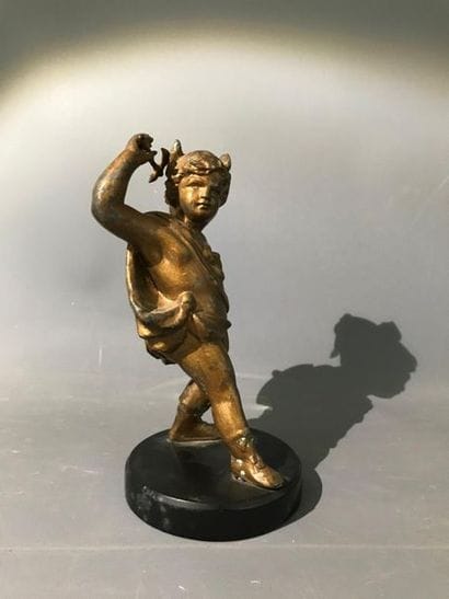 Sculpture d'ange guerrier en métal doré monté...